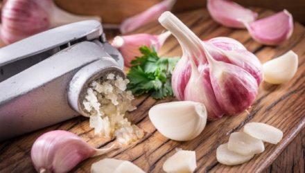 Как снизить холестерин чесноком: 3 проверенных способа